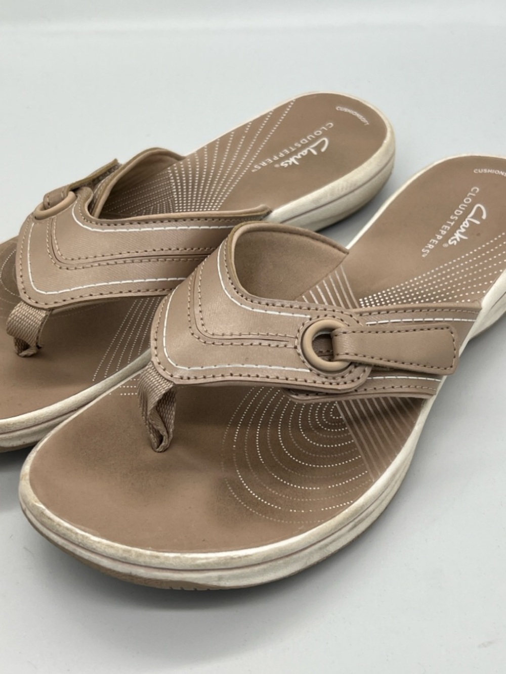 Clarks Women’s Beige-Taupe Thong Sandals - Picture 3 of 6